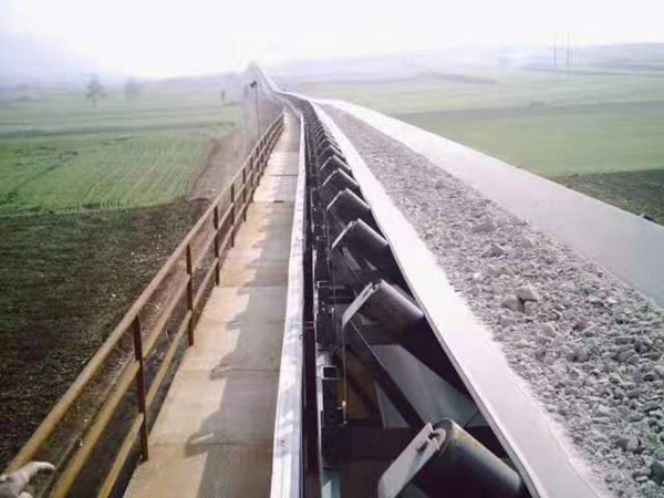 皮带输送机在注塑机中得到广泛应用 